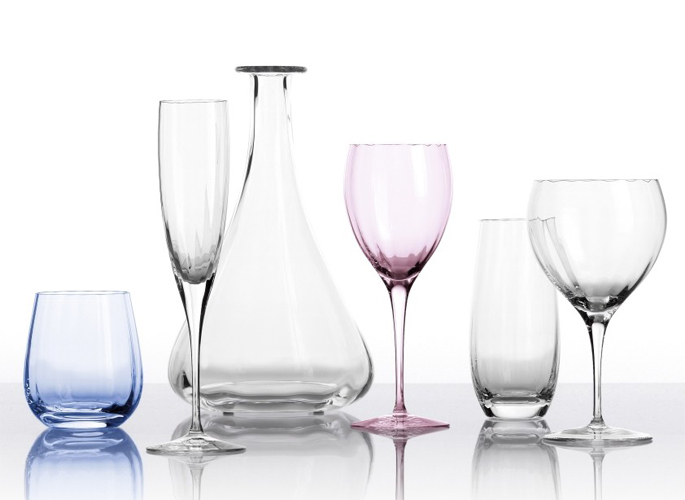 smooth and long crystal glasses and decanters in a line
