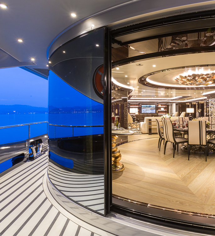 The dining room and sundeck of superyacht Motor Yacht OKTO